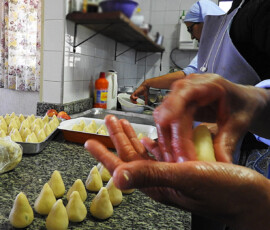 Irmãs trabalhando na cozinha